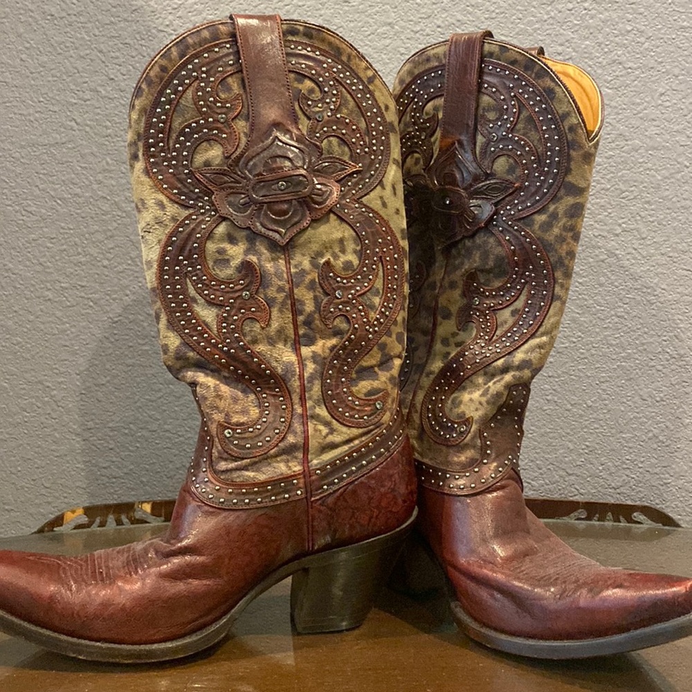 Deep red leopard print cowgirl boot. Super cute , slimming down my collection.9c